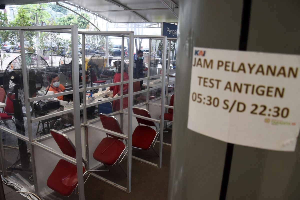 Tenaga kesehatan menunggu calon penumpang yang akan melakukan pemeriksaan antigen di Stasiun Pasar Senen, Jakarta, Rabu (9/3/2022). Kementerian Perhubungan mengeluarkan aturan terbaru untuk perjalanan kereta api jarak jauh salah satunya bagi calon penumpang yang sudah divaksin lengkap atau booster tidak perlu lagi menyertakan hasil tes PCR maupun antigen, kecuali jika calon penumpang tersebut baru melaksanakan vakisnasi tahap pertama.