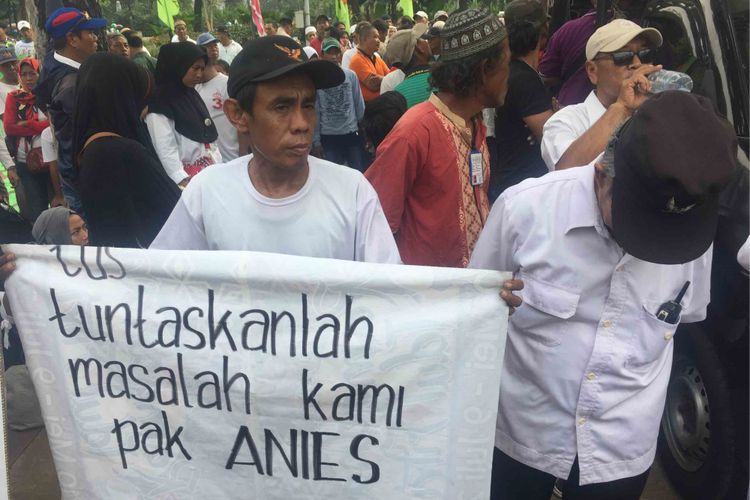 Massa yang berasal dari Jaringan Rakyat Miskin Kota (JRMK), dan Serikat Becak Jakarta (Sebaja) melakukan aksi di depan Balai Kota DKI Jakarta menuntut agar Gubernur DKI Jakarta Anies Baswedan tidak maju pada pemilihan presiden 2019, Senin (23/7/2018).