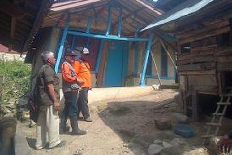 Sebanyak 34 rumah di Kampung Cinta Laksana RT 03 RW 03 Desa Gunung Masigit Kecamatan Cipatat Kabupaten Bandung Barat, Jawa Barat terancam runtuh. 
