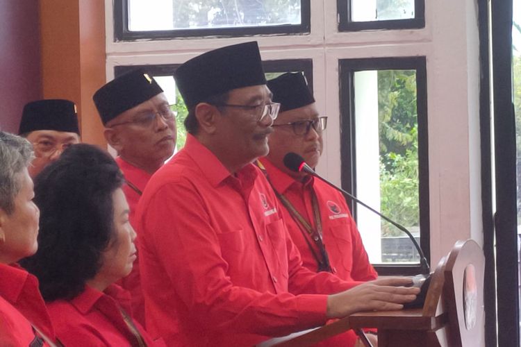 Ketua DPP PDI-P Djarot Saiful Hidayat dalam konferensi pers di KPU, Kamis (11/5/2023).