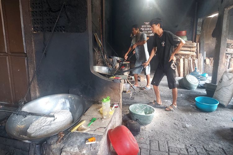 Proses memasak adonan dodol Boga Rasa