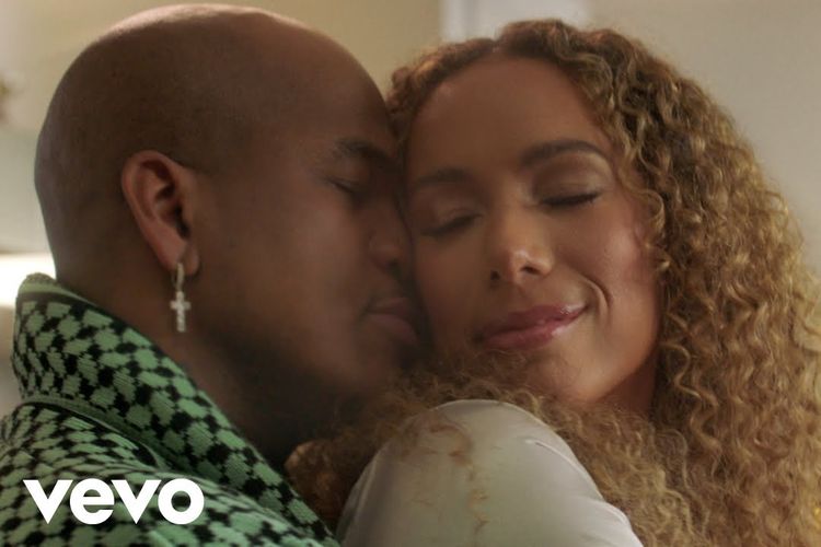 Video klip lagu terbaru Leona Lewis, Kiss Me It's Christmas