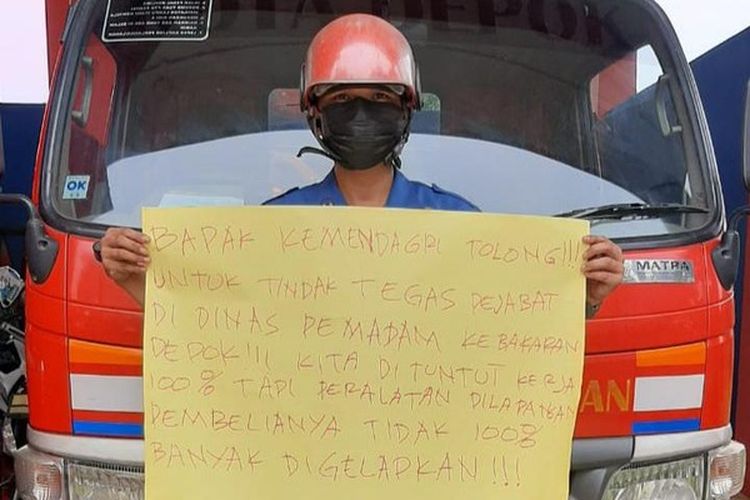 Seorang anggota Dinas Pemadam Kebakaran Kota Depok, Sandi, mem-posting foto berisi protes terhadap dugaan korupsi di instansinya.