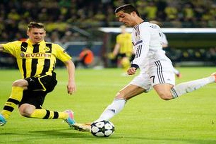 Bek Borussia Dortmund, Lukasz Piszczek (kiri), menghadang gelandang Real Madrid, Cristiano Ronaldo, pada leg pertama semifinal Liga Champions, di Signal Iduna Park, Rabu (24/4/2013). 