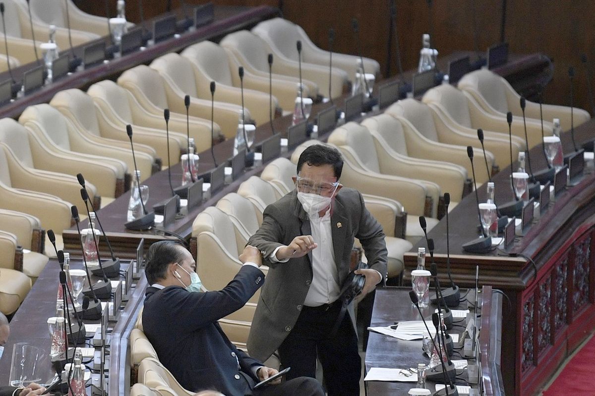 Anggota DPR mengenakan face shield saat mengikuti Rapat Paripurna DPR ke-18 Masa Persidangan IV Tahun Sidang 2019-2020,  di Kompleks Parlemen Senayan, Jakarta, Selasa (14/7/2020). Rapat Paripurna DPR ke-18 mengagendakan sejumlah pembahasan diantaranya pengambilan keputusan tentang UU Pilkada, laporan tentang rencana kerja pemerintah 2021 dan pengambilan keputusan tentang kerjasama pertahanan dengan Ukraina. ANTARA FOTO/Puspa Perwitasari/hp.