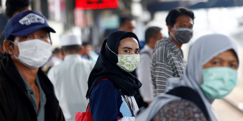 Penduduk Jakarta memakai masker di Stasiun Tanah Abang pada Kamis (27/2/2020), menyusul maraknya penyebaran virus corona yang berasal dari China.