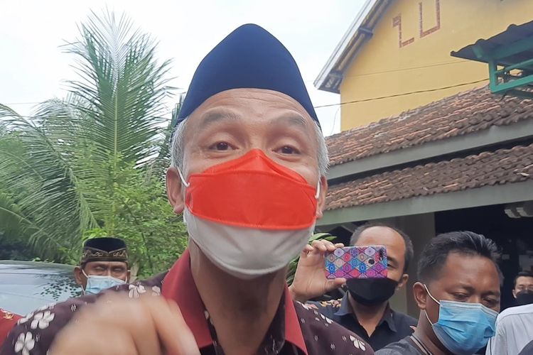 Gubernur Jawa Tengah, Ganjar Pranowo saat ditemui di kediamannya Gus Mus, Pondok Pesantren Roudlatut Tholibin Rembang, Rabu (2/2/2022)