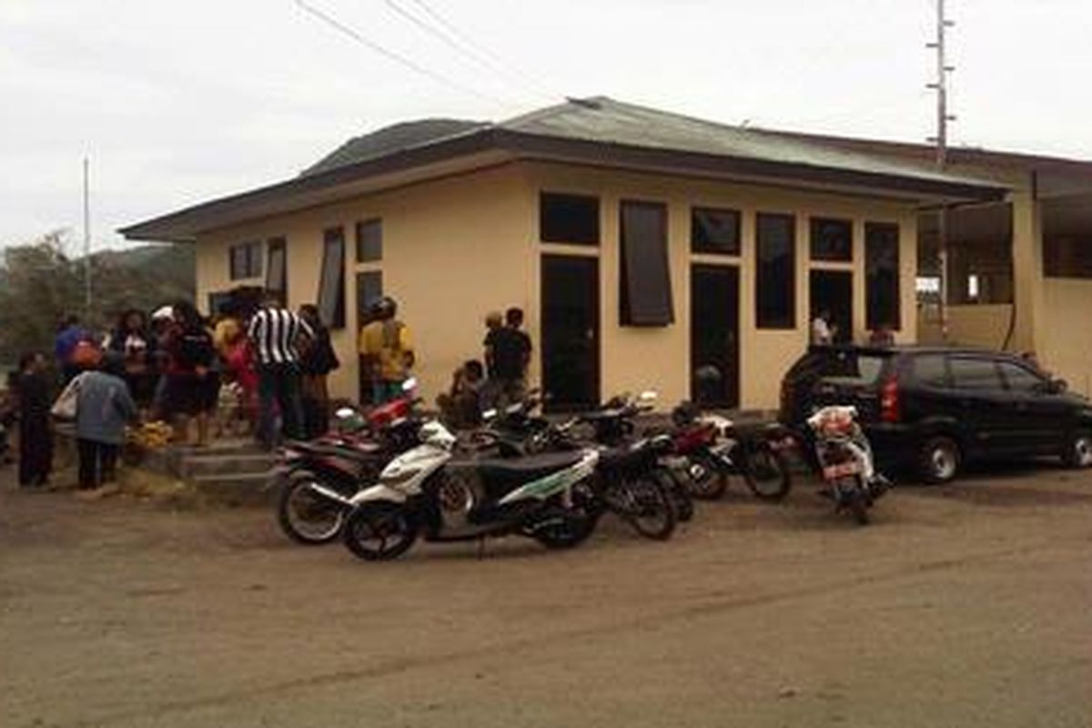 Penerbangan pesawat Trans Nusa, Rabu (14/3/2012) dibatalkan, karena angin kencang.