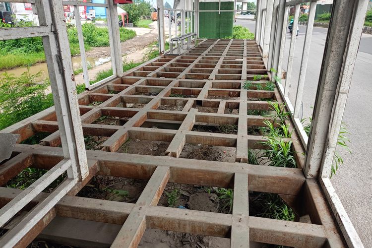 Ironi Halte Transjakarta di Cakung: Pencurian Besi Marak, Warga Protes Kondisi Rusak