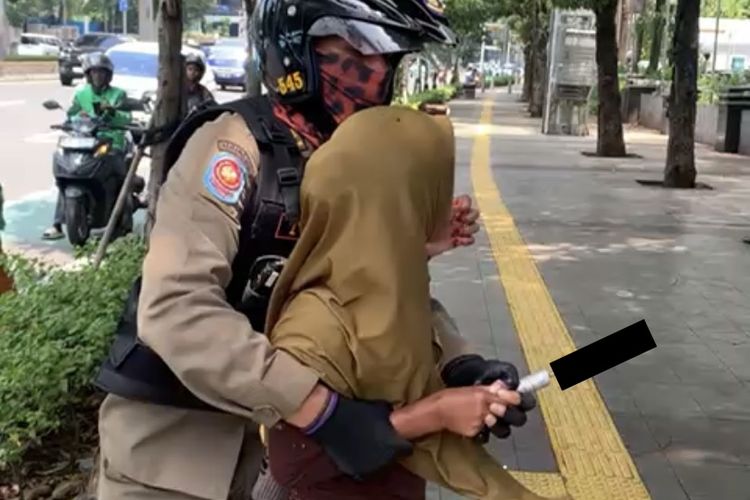 PKL di Kuningan Bantah Serang Anggota Satpol PP Saat Ditertibkan, Dalih Mau Tusuk Ban