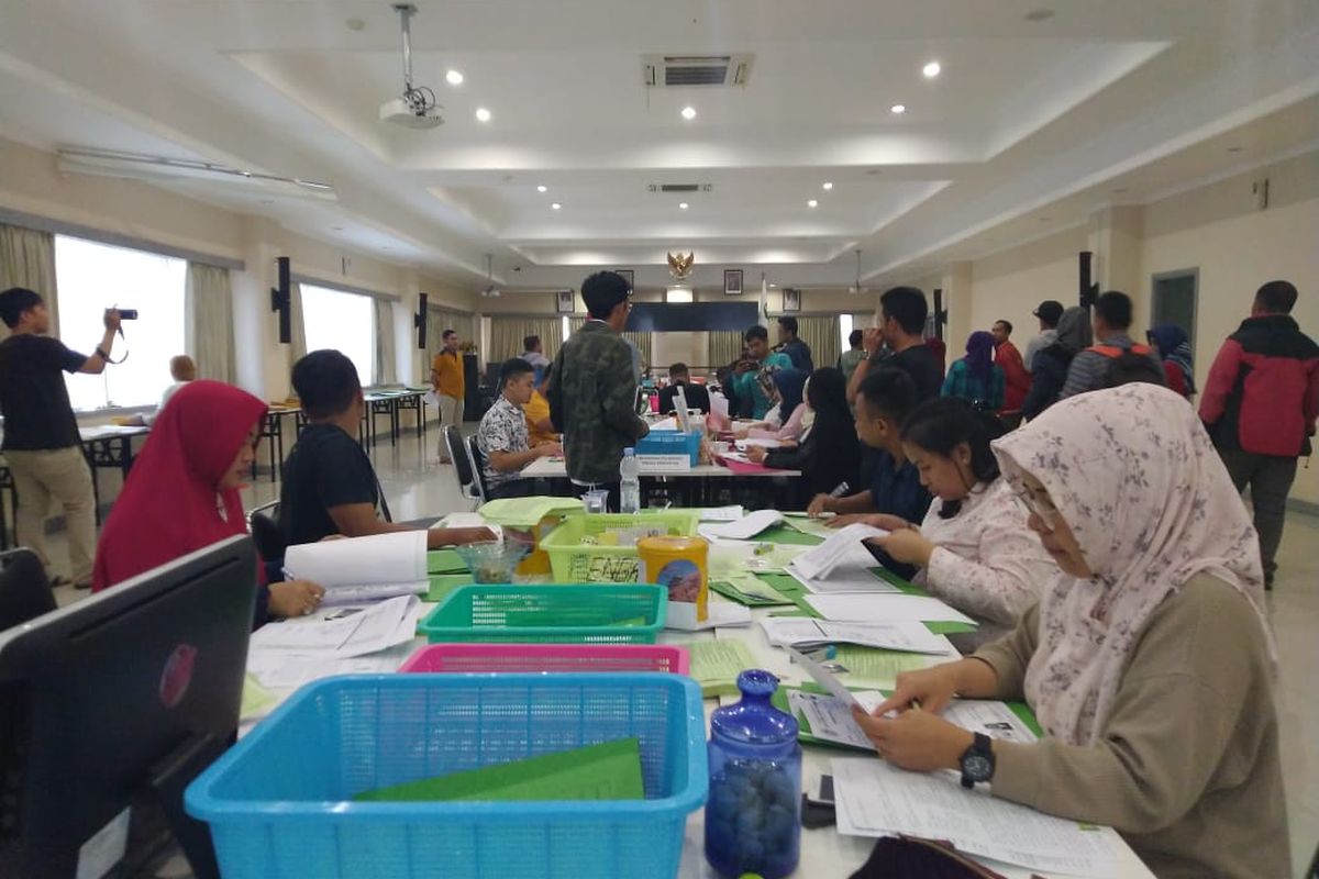 Tim dari Badan Kepegawaian Daerah (BKD) sedang memeriksa kelengkapan berkas pelamar CPNS di Kantor BKD Kaltim, Jalan M Yamin, Samarinda, Sabtu (23/11/2019). 