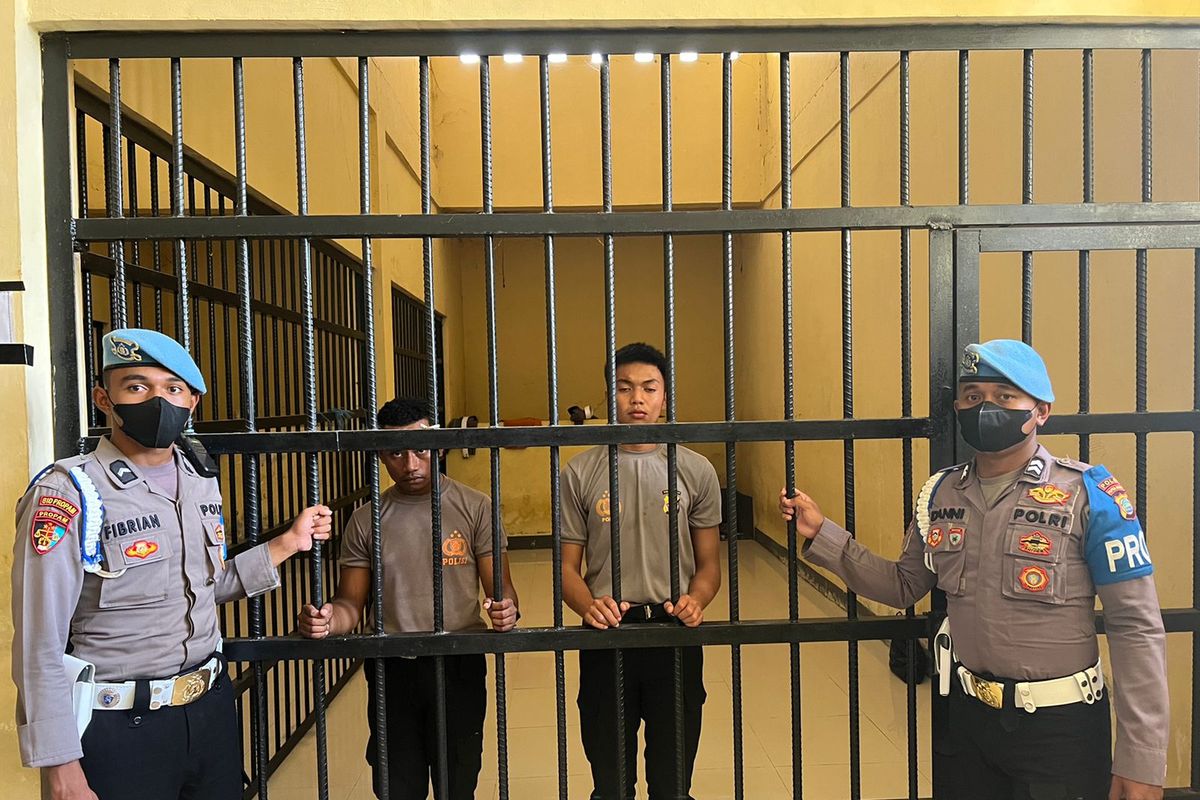 Dua orang polisi di Papua Barat ditahan dan dihukum setelah videonya menjilat kue TNI viral di media sosial. (Dokumentasi Humas Polda Papua Barat).