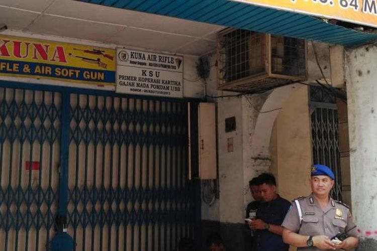 Pemilik toko Kuna Air Riffle & Air Soft Gun di Jalan Ahmad Yani Medan, tewas ditembak OTK dari jarak dekat, Rabu (18/1/2017)