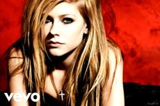 Lirik dan Chord Lagu Fall to Pieces - Avril Lavigne