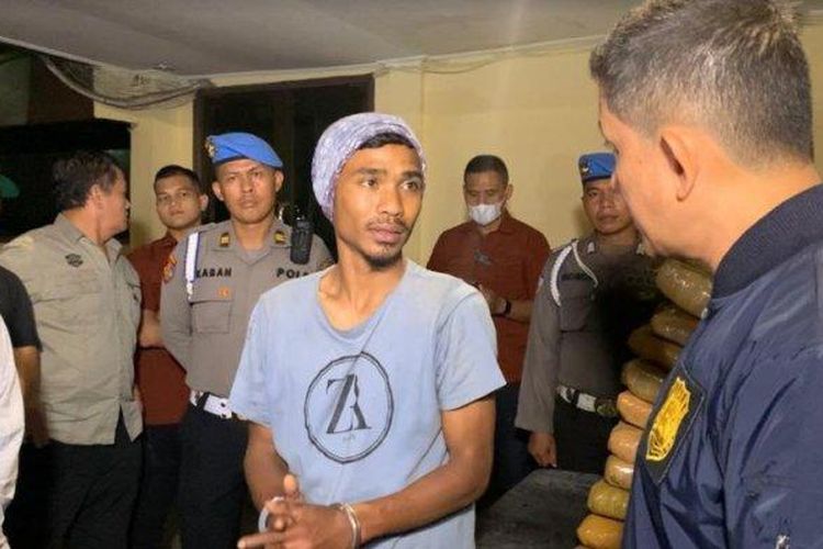 Tampang pelaku pembawa 1,3 ton ganja dari Aceh saat diinterogasi Kapolrestabes Medan, Senin (12/12/2022). 
