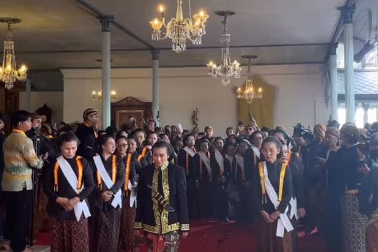 Perempuan wajib pakai rok saat melayat Pakubuwono XIII. Larangan celana dan pilihan batik punya makna budaya dan simbolisme keraton Jawa.