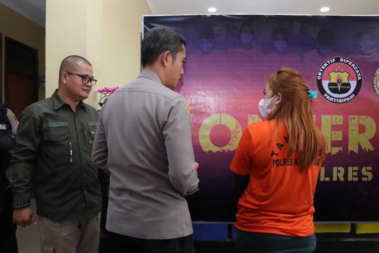 Seorang kurir wanita, berinisial DW (24) ditangkap membawa narkoba jenis sabu di Bandar Udara Supadio Pontianak, Kalimantan Barat (Kalbar). Tersangka diketahui hendak membawa sabu tersebut ke Surabaya, Jawa Timur.