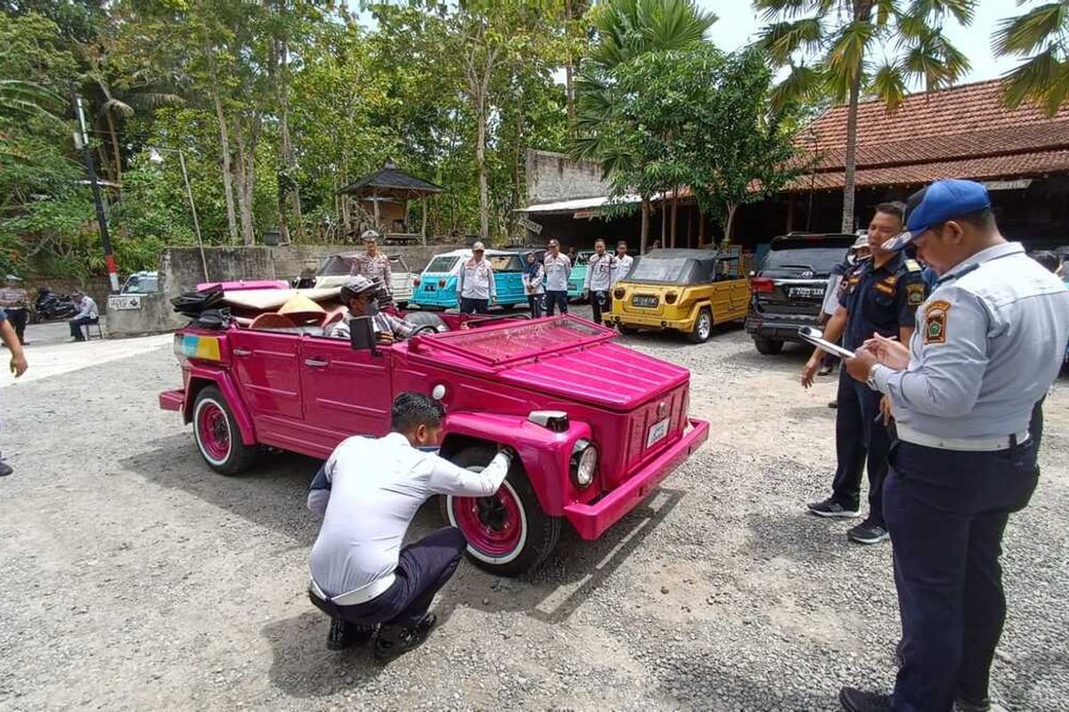 Dinas Perhubungan (Dishub) Kabupaten Kulon Progo memeriksa kelaikan sejumlah mobil wisata di beberapa destinasi di Kabupaten Kulon Progo, Daerah Istimewa Yogyakarta. Salah satunya mobil-mobil VW antik yang masih dipakai untuk melayani wisatawan yang mampir ke obyek wisata Omah Cantrik di Nanggulan.