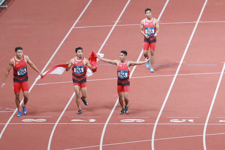 Tim lari putra Indonesia saat merayakan medali perak dari nomor lari estafet 4 x 100 meter putra di Stadion Gelora Bung Karno, Kamis (30/8/2018)