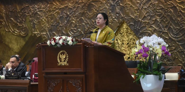 Ketua Dewan Perwakilan Rakyat (DPR) Republik Indonesia (RI) Puan Maharani saat Rapat Paripurna Khusus Tahun 2022-2023 tentang Penyampaian Laporan Kinerja dalam rangka Hari Ulang Tahun (HUT) Ke-78 DPR RI di Gedung Nusantara, Kompleks Parlemen, Senayan, Jakarta, pada Selasa (29/8/2023).