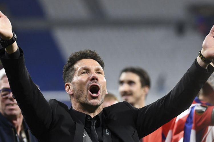 Pelatih Atletico Madrid, Diego Simeone, merayakan keberhasilan timnya menjuarai Liga Europa 2017-2018 setelah mengalahkan Olympique Marseille di laga final, Kamis (17/5/2018) dini hari WIB di Stadion Parc OL, Lyon.