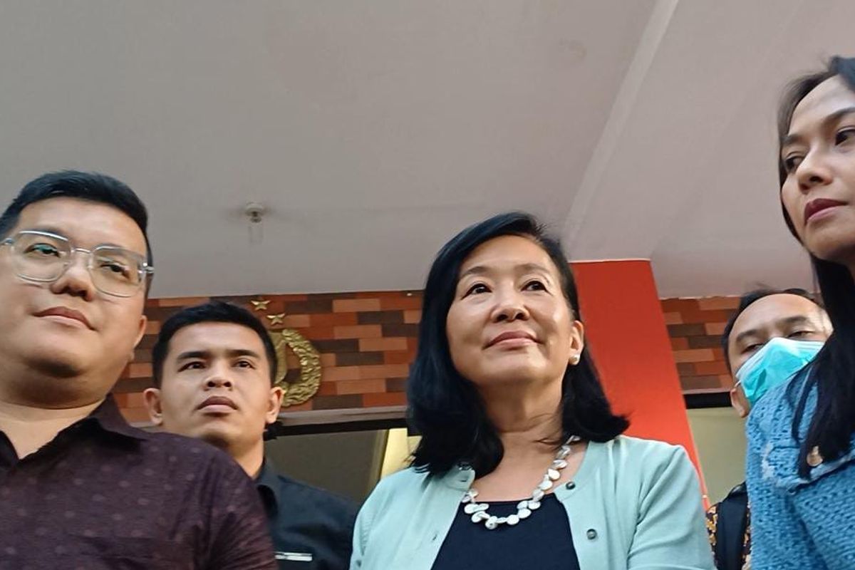 Kuasa hukum Clairmont, Dedi Sutanto (kiri) dan Erdia Christina (kanan), serta owner Clairmont, Susana Darmawan di Polres Metro Jakarta Selatan, Selasa (18/3/2025).