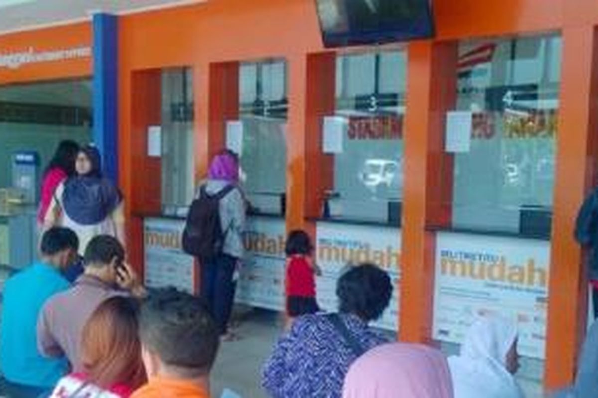 Loket pembelian tiket di stasiun Tawang, Semarang