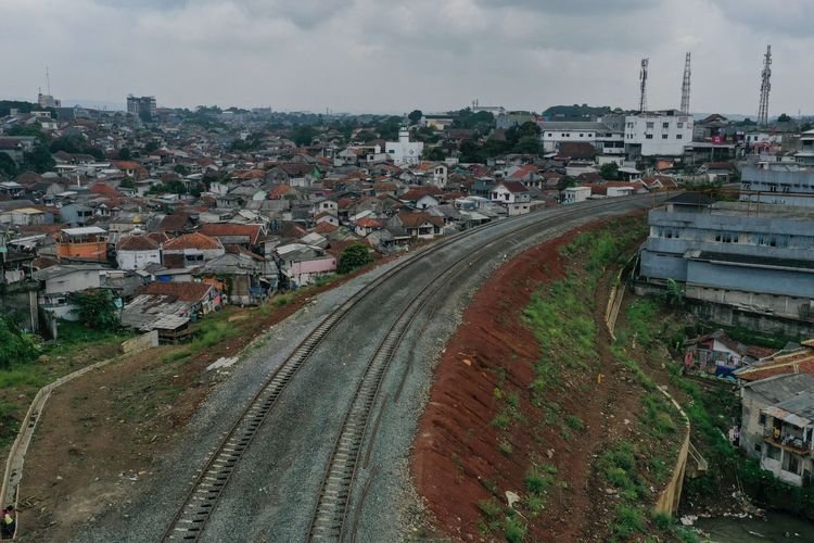 Pembangunan jalur rel ganda kereta api Bogor-Sukabumi, Bogor, Senin (17/1/2022). Pembangunan tahap 1 jalur ganda kereta api dari Bogor-Cigombong, akan rampung pada Maret 2022.