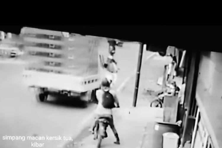 Tangkapan layar unggahan video yang menampilkan detik-detik mobil pikap menabrak pengendara sepeda motor yang berboncengan di Jambi.