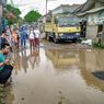 Sindir Pemkab Bandung Barat, Warga Mancing Bersama di Jalan Rusak Mirip Kolam Ikan