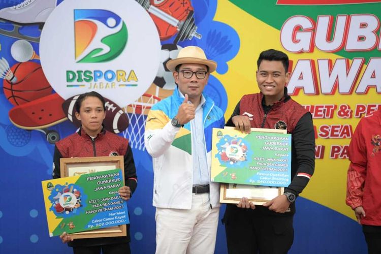 Gubernur Jawa Barat Ridwan Kamil menyerahkan bonus atau kadeudeuh bagi atlet, pelatih, dan ofisial Jabar yang meraih prestasi di ajang SEA Games Vietnam 2021 dan Para Games Solo 2022 di Gedung Sate, Kota Bandung, Jawa Barat, Selasa (11/4/2023).