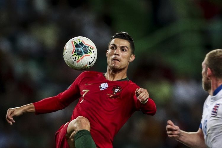 Megabintang asal Portugal, Cristiano Ronaldo, saat berlaga melawan Luksemburg pada laga kualifikasi Euro 2020, di Stadion Jose Alvalade, Lisbon, Jumat (11/10/2019).