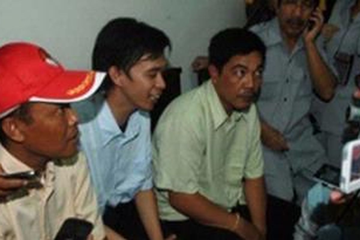 Tiga petugas DPK Kepulauan Riau yang baru saja tiba di Batam, Selasa (17/8/2010) setelah ditahan kepolisian Malaysia.