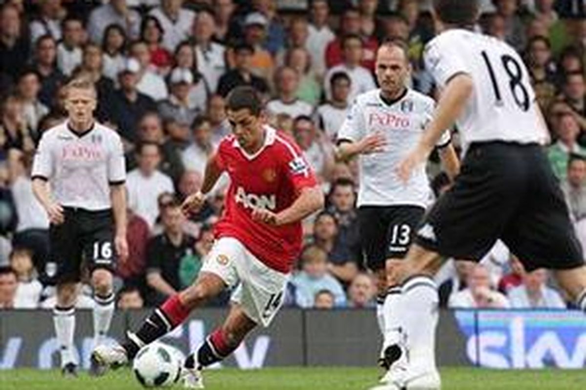 Penyerang Manchester United, Javier "Chicharito" Hernandez (tengah), pada laga Premier League melawan Fulham, Minggu (22/8/2010).