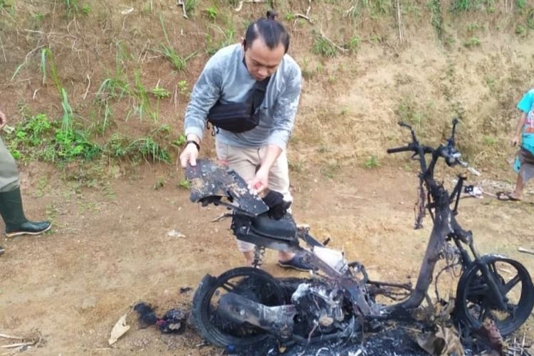 Polisi mengamankan barang bukti sepeda motor milik seseorang yang dicurigai sebagai pencuri usai dibakar warga di Desa Pasir Panjang, Kecamatan Salem Kabupaten Brebes, Senin (4/7/22). (Istimewa)