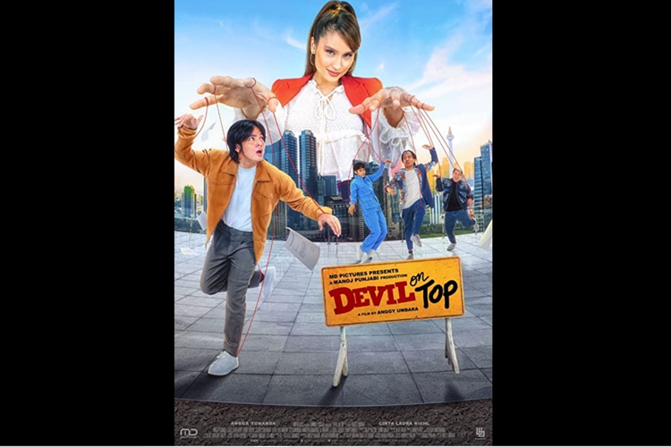 Cinta Laura, Angga Yunanda, Joshua Suherman, Lolox, dan Kenny Austin dalam film komedi romantis Devil on Top (2021).