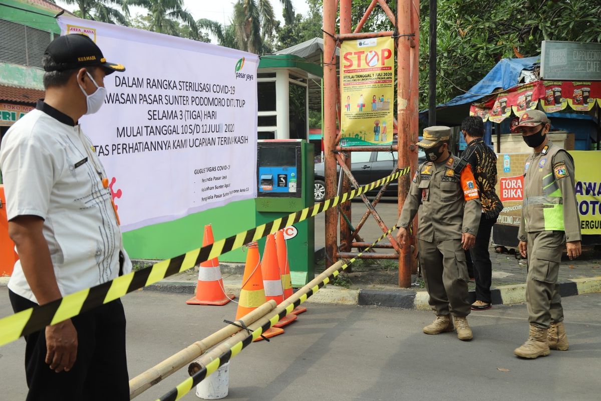 Penutupan pasar Sunter Podomoro, Tanjung Priok, Jumat (10/7/2020)