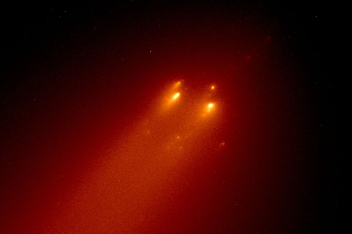 Inti komet Atlas (C/2019 Y4) seperti diabadikan teleskop landas ? antariksa Hubble lewat radas Wide Field Camera 3 pada spektrum cahaya tampak dan ultraungu. Tampak jelas komet telah terpecah menjadi 4 bagian besar dan belasan bagian kecil ? kecil.