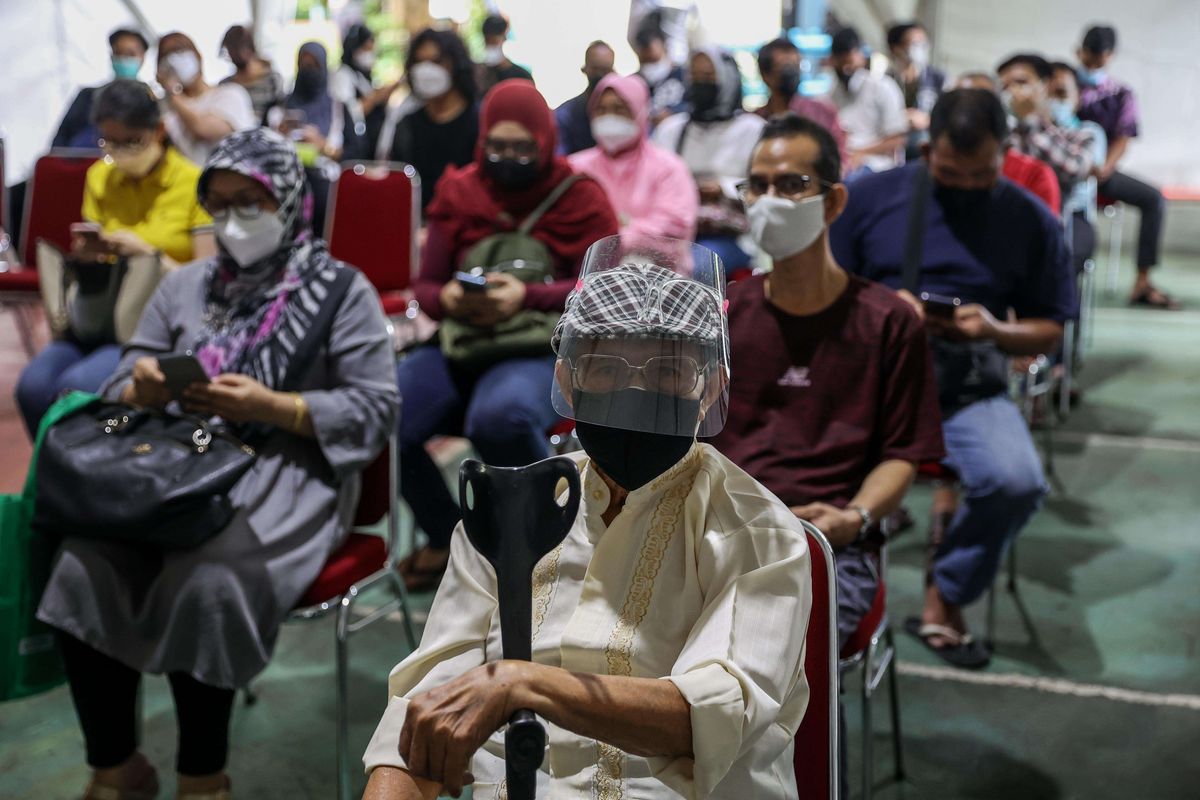 Warga menerima suntikan vaksin Covid-19 di RPTRA Taman Mandala, Tebet Timur, Jakarta, Senin (21/02/2022). Sentra vaksinasi booster ini dibuka untuk masyarakat umum berdomisili DKI Jakarta mulai 21 Februari hingga 21 Maret 2022 dan menargetkan 200-350 orang setiap harinya. Masyarakat dapat mendaftar melalui aplikasi Jakarta Kini (JAKI).