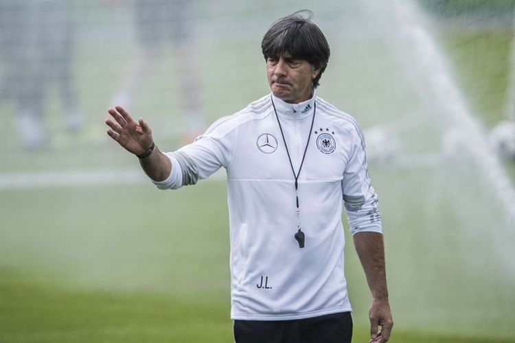 Pelatih Jerman Joachim Loew memimpin latihan tim nasional Jerman di CSKA Sport Bas, Vatutinki, Rabu (13/6/201). Timnas Jerman akan menghadapi Meksiko pada laga perdananya di Piala Dunia 2018 pada 17/6/2018.