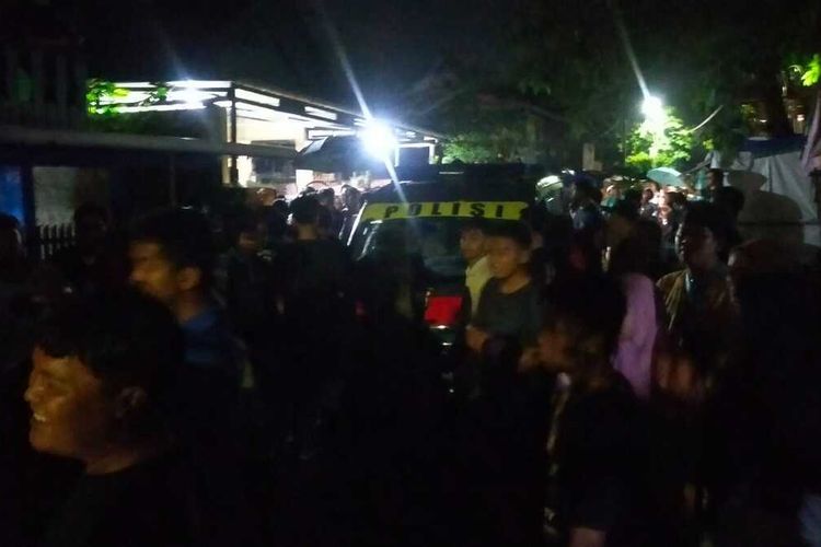 Ratusan warga yang berkerumun menyaksikan pria diduga ODGJ diamankan polisi usai bersembunyi di gorong-gorong kawasan Kelurahan Parangloe, Kecamatan Tamalanrea, Kota Makassar, Sulawesi Selatan (Sulsel), pada Selasa (2/7/2024) dini hari.