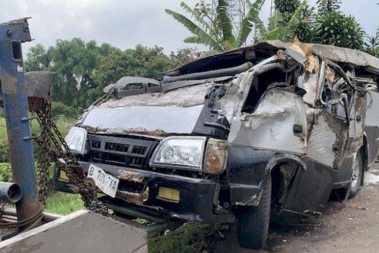 Mobil Elf yang mengalami kecelakaan di Ciloto, Kecamatan Cimacan, Kabupaten Cianjur, Selasa (24/10/2023). 

