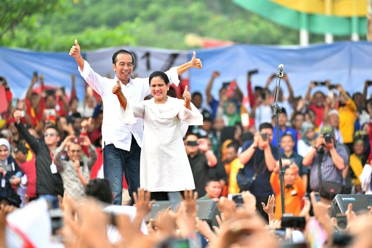 Capres petahana Joko Widodo dan sang istri Iriana Jokowi mengacungkan jempol di acara kampanye terbuka di Taman Bukit Gelanggang, Kota Dumai, Provinsi Riau, Selasa (24/3/2019).
