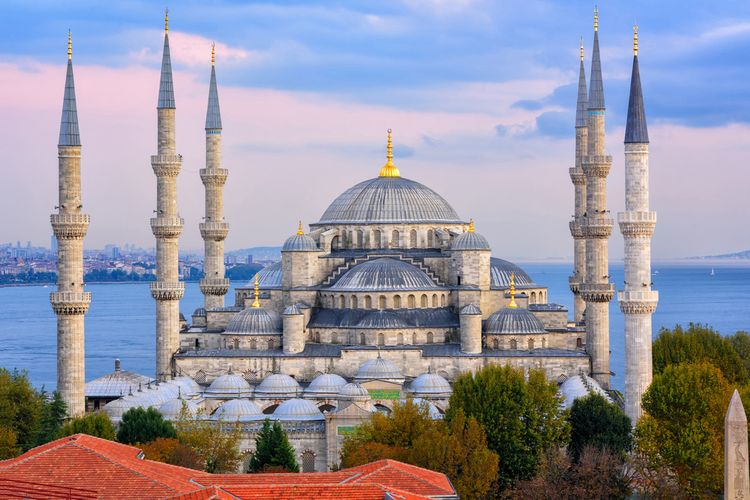 Masjid Sultan Ahmed (Blue Mosque), Istanbul, Turkiye. Turkiye menjadi salah satu negara di Eropa yang menunjukkan peningkatan wisatawan usai dihantam pandemi dalam dua tahun terakhir.