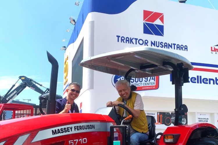 Kunjungan Frans Kesuma selaku President Director PT United Tractors Tbk ke Booth Traktor Nusantara. 