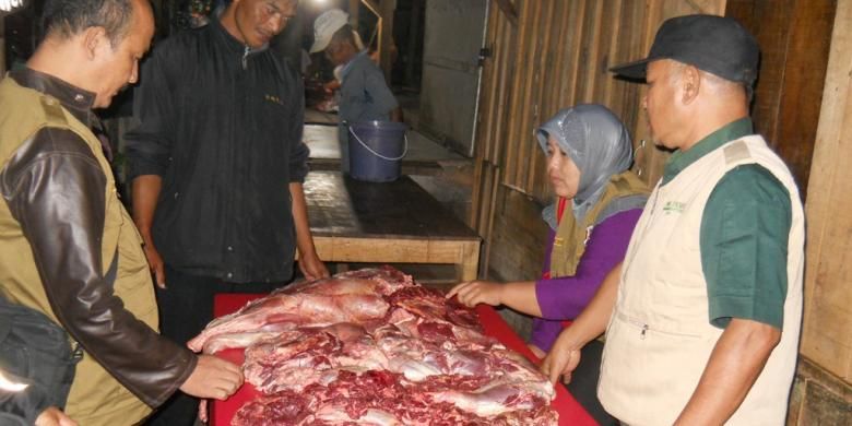 Petugas menemukan puluhan kilogram daging gelonggongan di Pasar Penampungan Pasar Rejowinangun Kota Magelang, Kamis (25/7/2013).