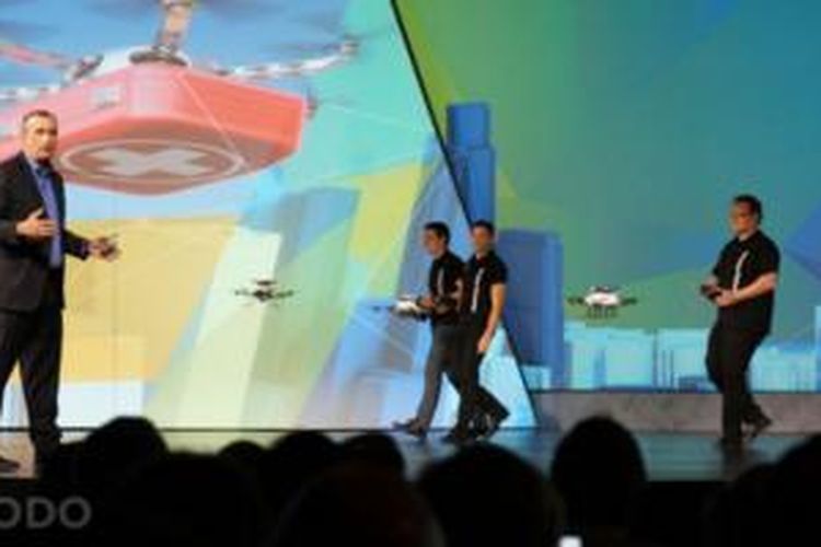 CEO Intel Brian Krzanich (paling kiri) mendemonstrasikan drone Real Sense 3D dalam ajang CES 2015 