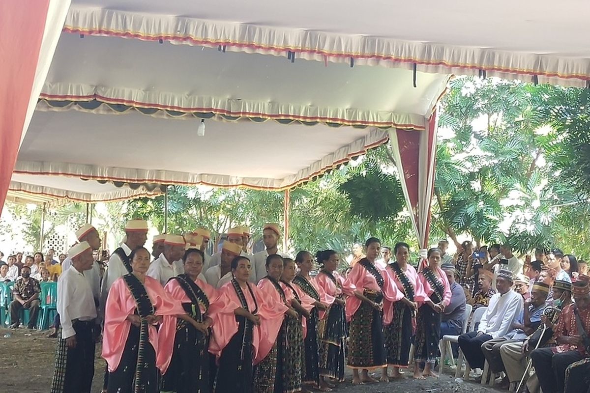 Masyarakat Etnis Rongga di Kelurahan Watunggene, Kecamatan Kota Komba, Kabupaten Manggarai Timur, NTT mementaskan tarian Vera dihadapan Uskup Ruteng, Mgr Siprianus Hormat dan Bupati Manggarai Timur, Agas Andreas, Minggu, (24/7/2022). (KOMPAS.com/MARKUS MAKUR)