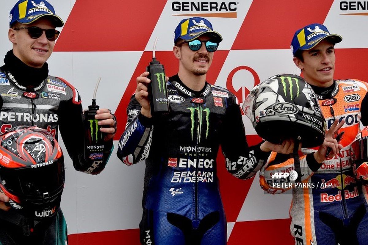 Maverick Vinales dan Marc Marquez berfoto bareng usai sesi kualifikasi MotoGP Australia 2019 di Sirkuit Phillip Island, 27 Oktober 2019. 