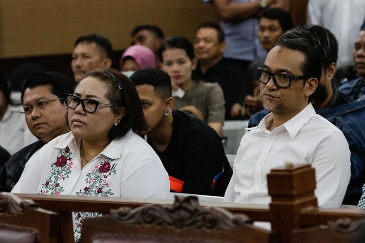 Komedian Nunung dan suaminya, July Jan Sambiran, menjalani sidang lanjutan dengan agenda mendengarkan keterangan saksi atas kasus dugaan penyalahgunaan narkotika di Pengadilan Negeri Jakarta Selatan, Rabu (9/10/2019).